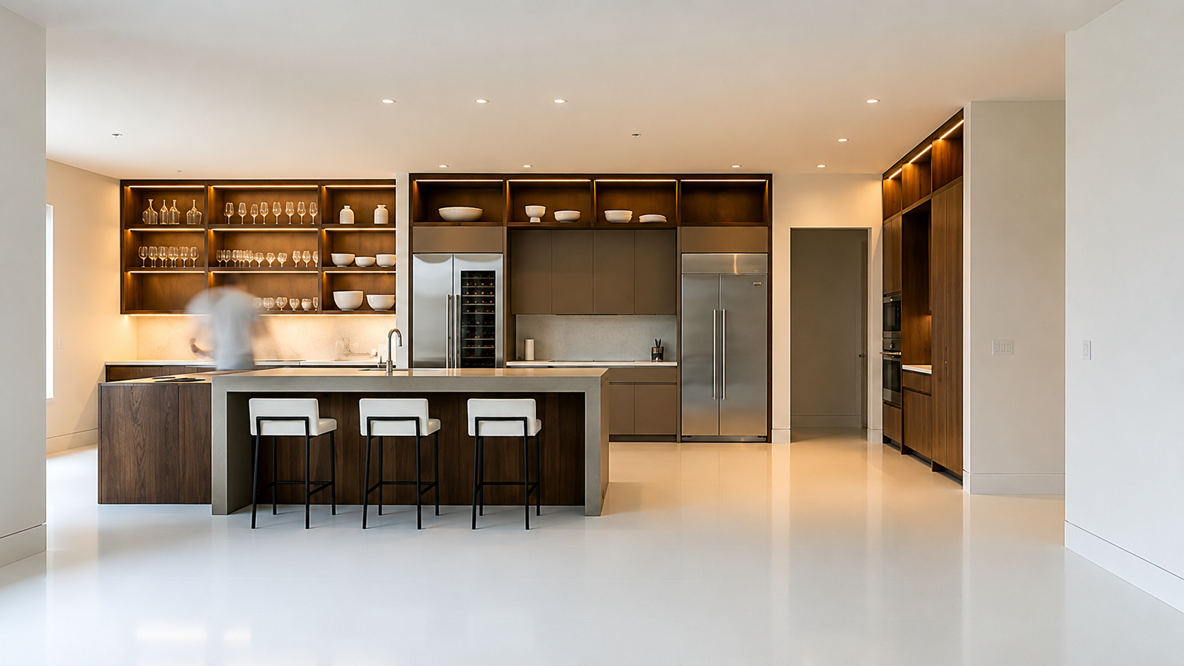 Cozinha planejada de alto padrão com cabinetry verde e detalhes em dourado